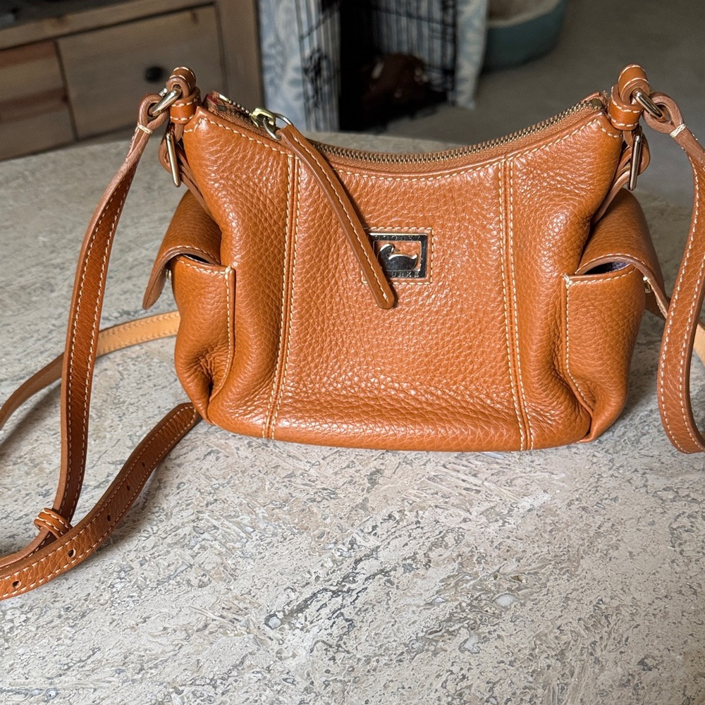 Authentic Dooney and Bourke leather purse. In excellent condition